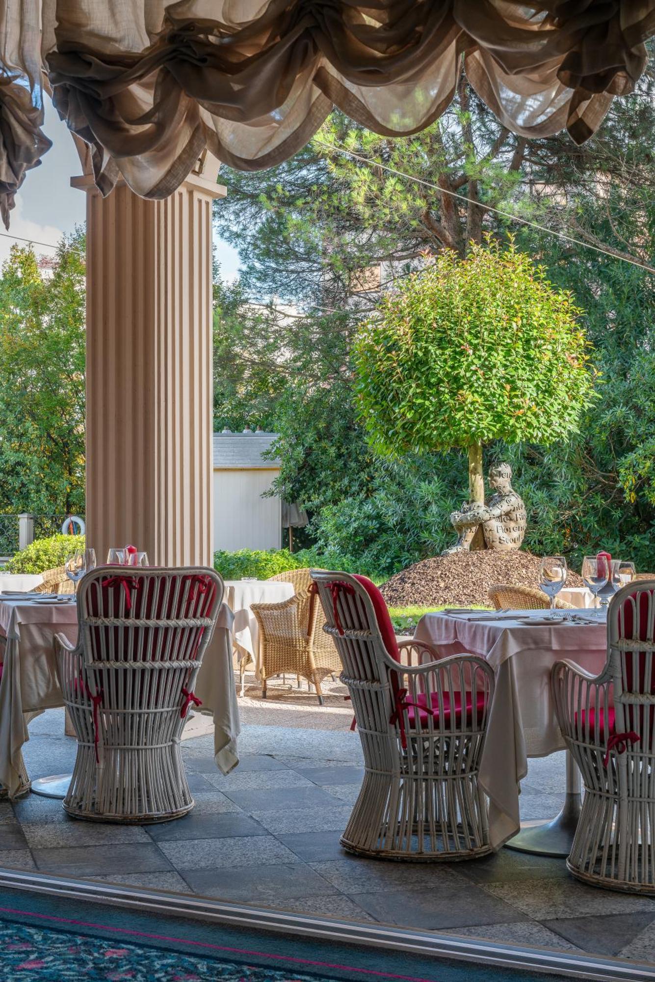 Hotel De La Paix 4*